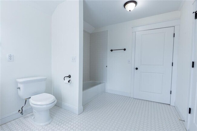 Building Photo - 2288 Oakview Rd NE