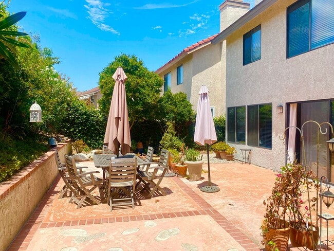 Building Photo - Calabasas Two-Story 4b/3b Beautifully & Mo...