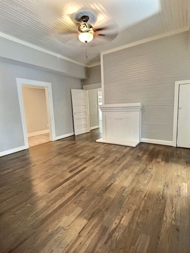 Building Photo - Spacious & Attractive 2 BR 2.5 BA in Great...