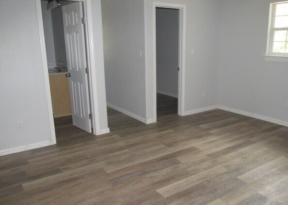 Building Photo - 1404 Ave B