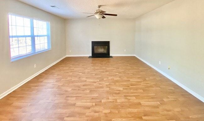 Building Photo - 425 Ridgehill Dr