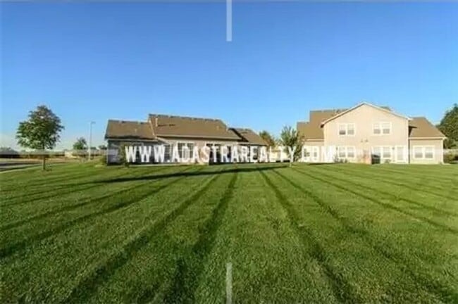 Building Photo - Spacious Maintenance Free Townhome in Gard...
