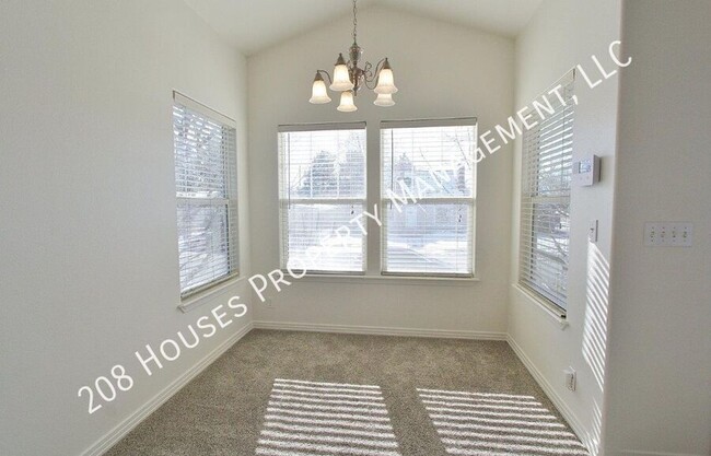 Building Photo - Quaint Cottage-Style Home in SE Boise