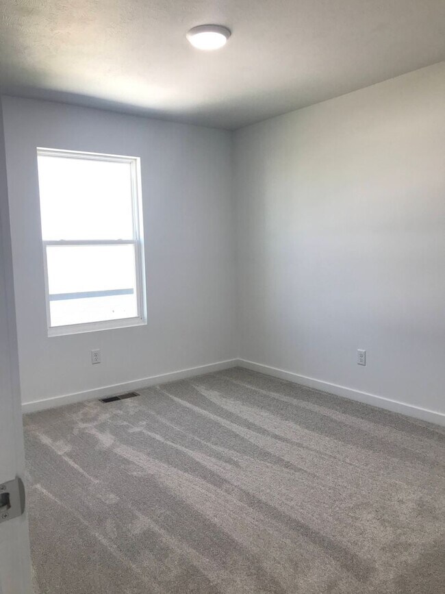 Building Photo - Executive Rental - 4 Bedroom 2 Baths