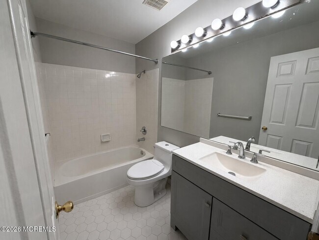 Building Photo - 222 Hidden Lake Dr