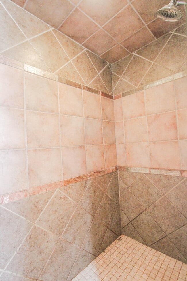 Building Photo - Plenty of space with this 4 Bedroom, 2 Bat...