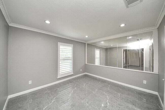 Building Photo - 9222 Sharpview Dr