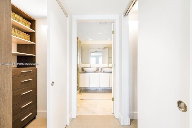 Building Photo - 9821 E Bay Harbor Dr