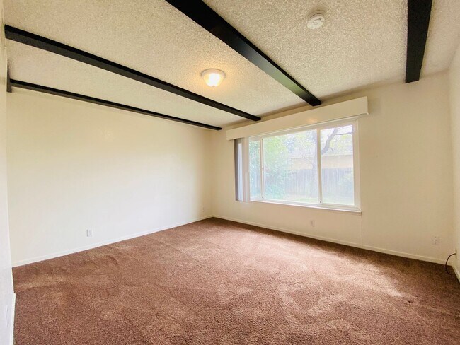 Building Photo - Cute Corner Lot!