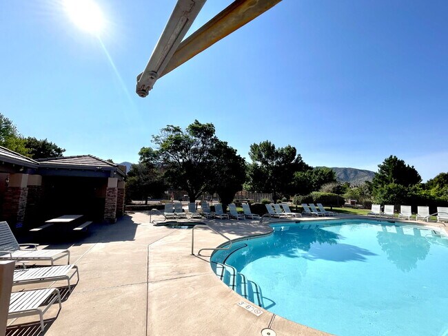 Building Photo - High Desert Beauty! Community Pool!