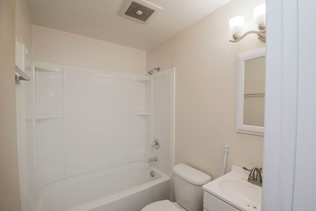 Building Photo - Cozy 2BD Duplex With Driveway Parking In Rose Village Neighborhood!