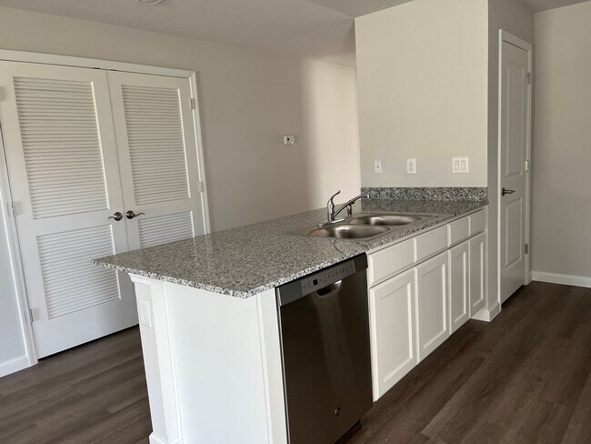 Building Photo - Beautiful 4 Bedroom Home with Huge yard!