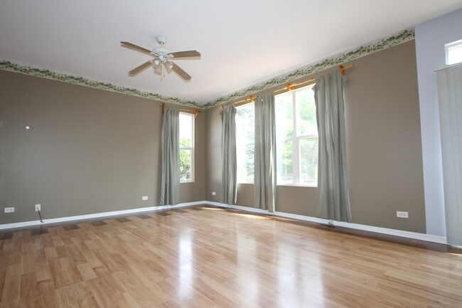 Building Photo - 24313 White Oak Dr