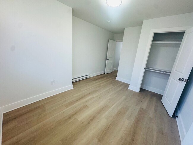 Building Photo - Refreshed 3bd/1bath House! Section 8 ONLY!