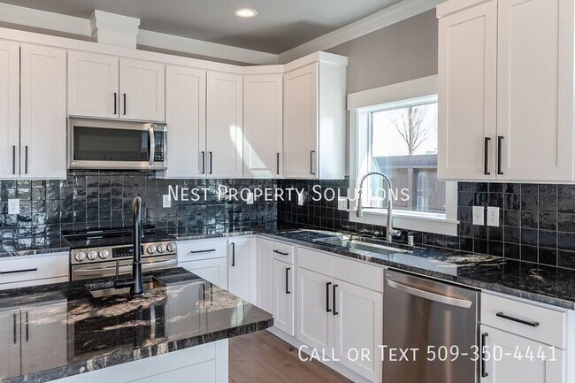 Building Photo - 1213 Rd F .2 NE