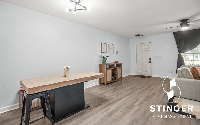 Building Photo - 536 Candida Dr