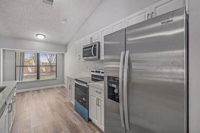 Building Photo - 2871 SE Hutchings Ave