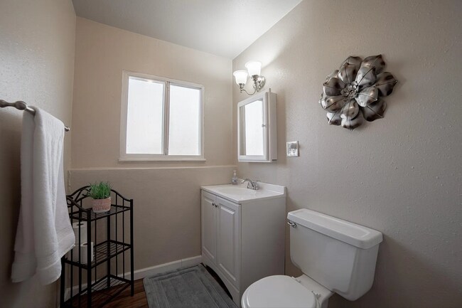 Building Photo - Single Family Home | 3 Bed 3 Bath /w walko...