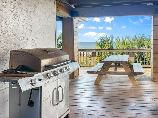 Building Photo - Amazing 3-Bed Condo with HUGE porch on the beach