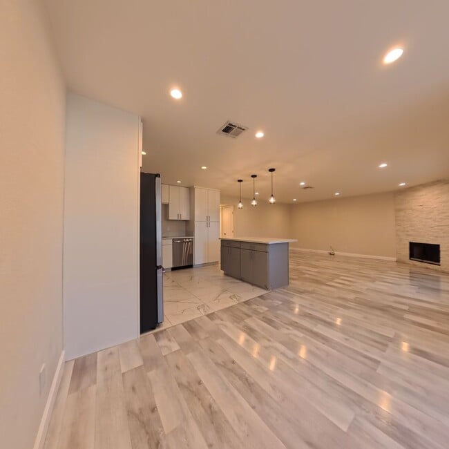 Building Photo - Modern style 2 Bed 2 bath Condo 1st Floor at The Lakes!