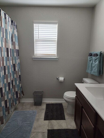 Full Bath - 3259 Comanche Xing