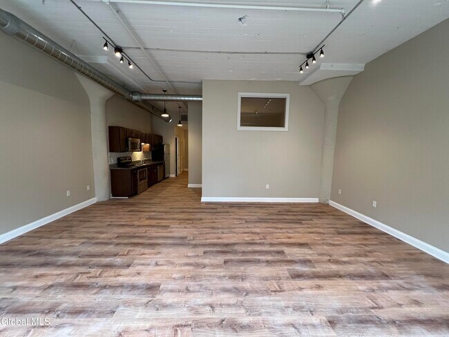 Building Photo - 733 Broadway