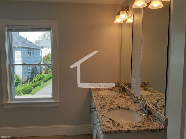 Building Photo - 5 br, 3 bath Townhome - 3 Cufflin St