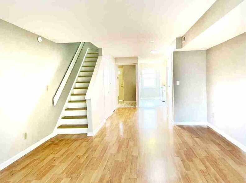 Building Photo - 135 Kingsbury Dr