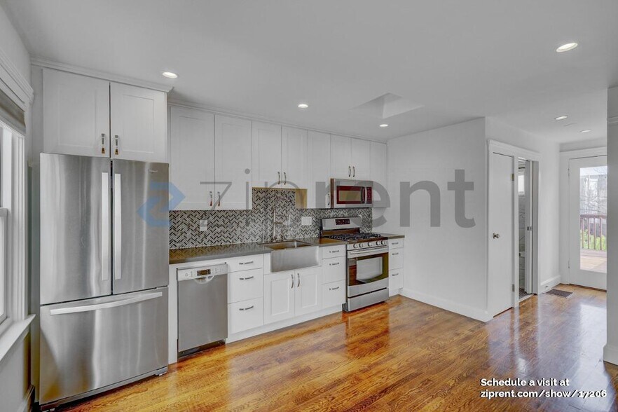 Building Photo - 537 Moultrie St