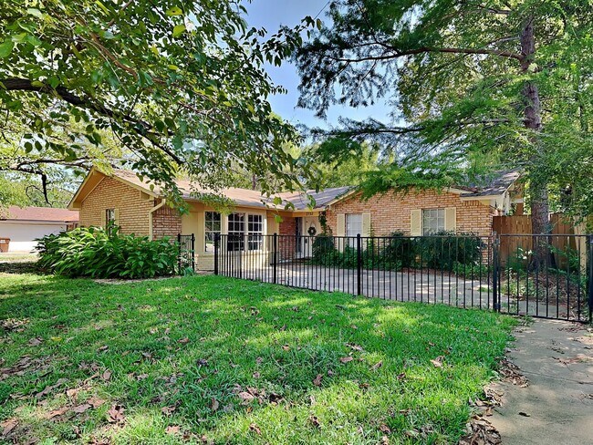 Primary Photo - DARLING HOME IN DENTON READY NOW!