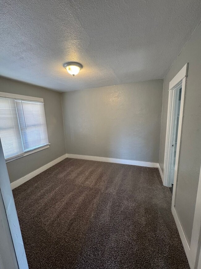 Building Photo - 142 W Valencia Dr