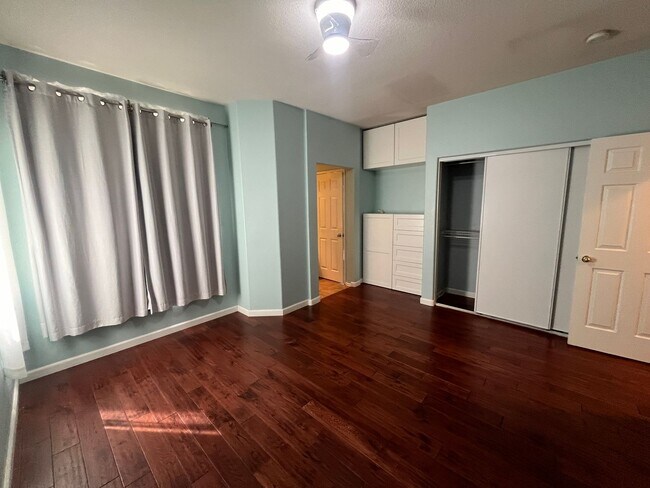 Building Photo - 4 Bedroom Townhome for Rent in Stevenson R...