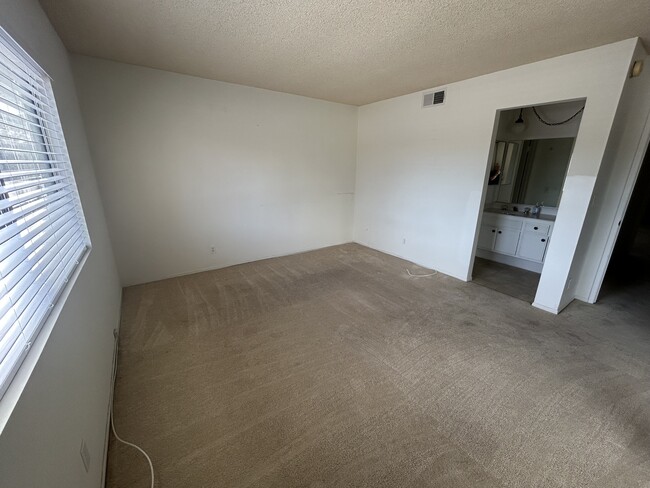 Building Photo - 1327 Westmont Dr