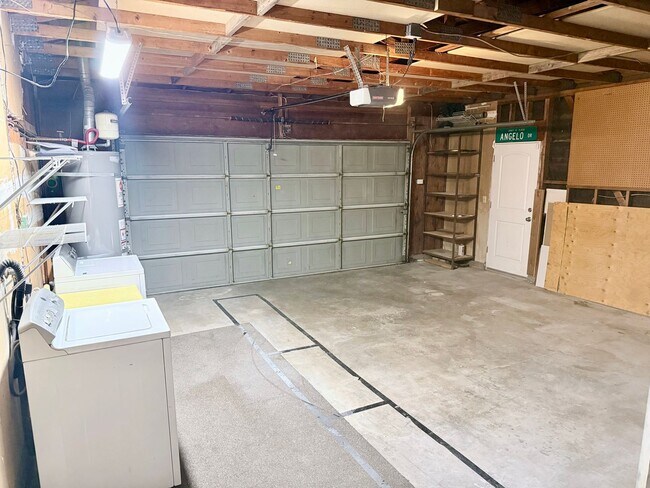 Building Photo - 3-BED 2-BATH WITH SPACIOUS BONUS FAMILY ROOM IN QUIET NEIGHBORHOOD