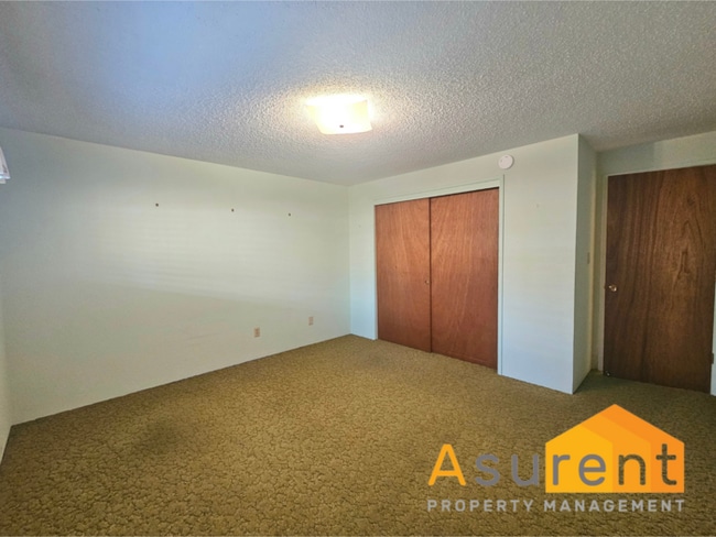 Building Photo - Two Bedroom- Two Full Bathroom Home in des...