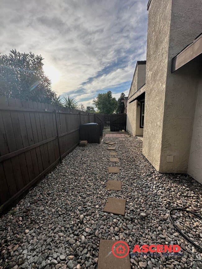 Building Photo - Charming Condo Located in HOA!