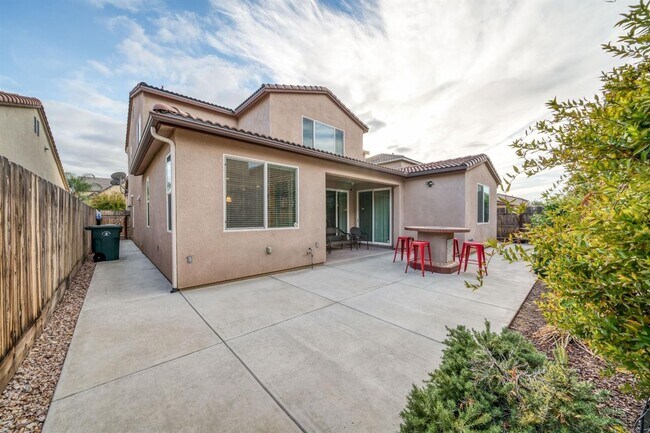 Building Photo - Beautiful 5 bedroom / 4 bath near Clovis East