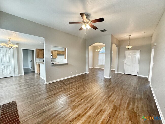 Building Photo - 521 Woodlake Dr