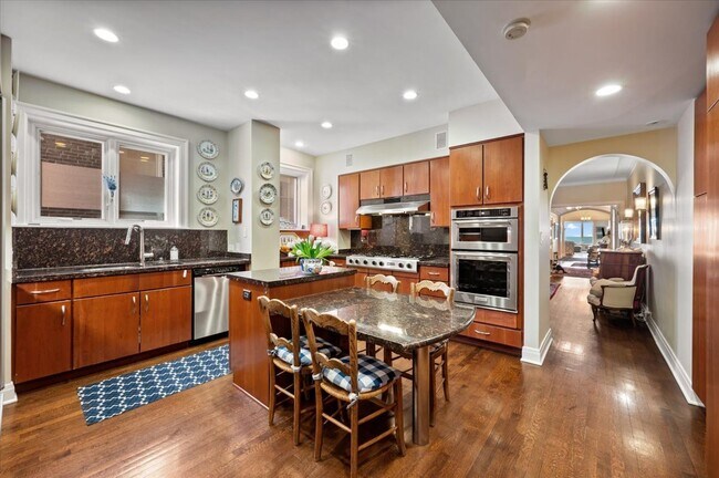 Building Photo - 2130 N Lincoln Park W