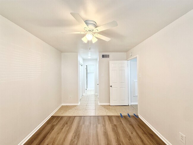 Building Photo - 1141 N Durham Dr