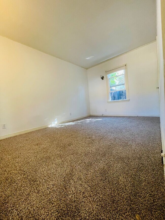 Building Photo - 482