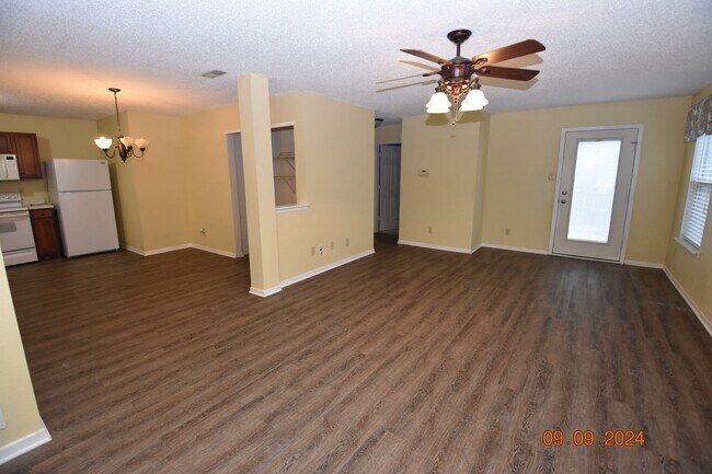 Building Photo - 3 Bedroom, 2 Full Bath Home in Greenfield