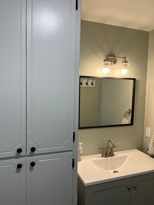 Building Photo - 2790 S Ridge Rd