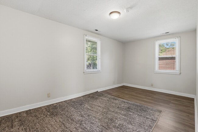 Building Photo - 611 Forest Knolls Rd