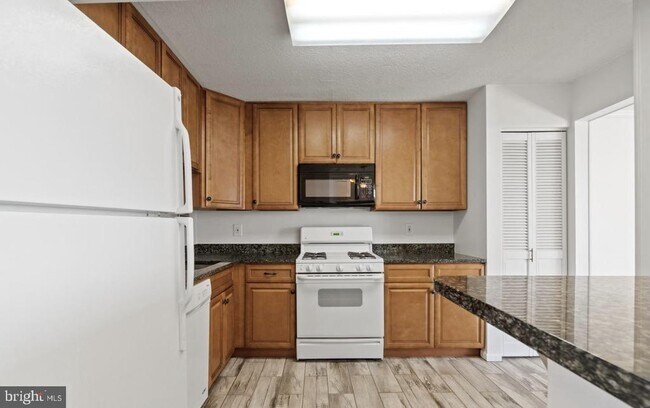 Building Photo - 118 Monroe St