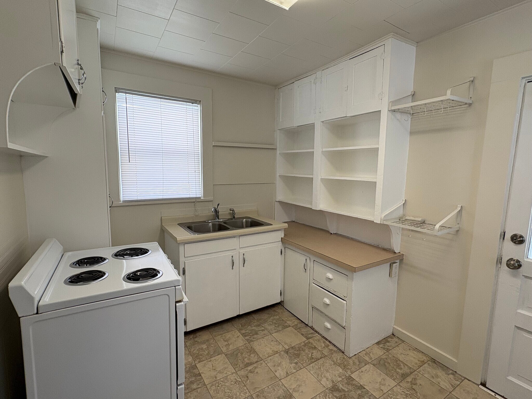 Building Photo - 315 E Davenport St