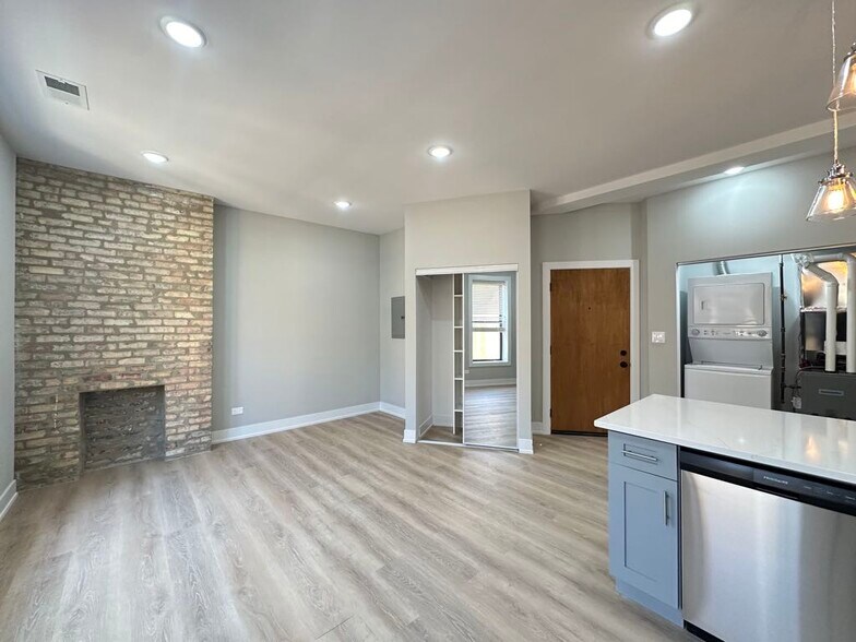 Building Photo - 419 W Belden Ave