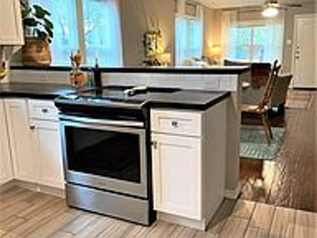 Building Photo - Available August 2026! 2 Bed House Near Downtown Bryan!