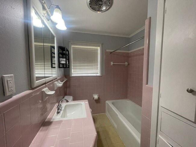 Building Photo - Broadmoor Terrace Beauty!