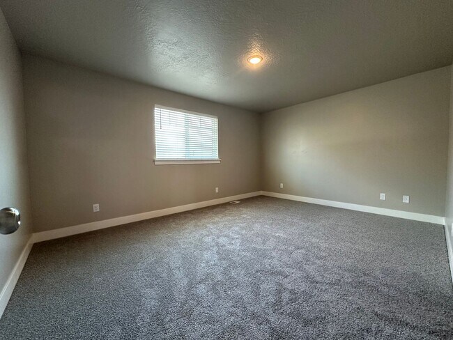 Building Photo - New Never Lived in Springville Townhome Fo...
